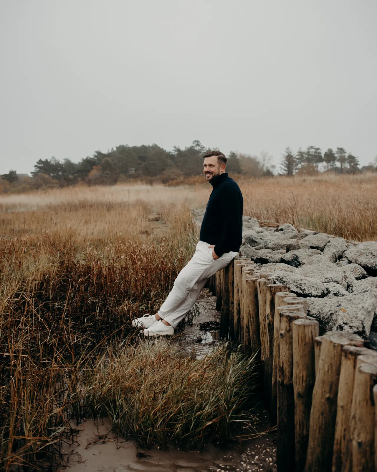 Collin Rettmer an einer Buhne in der Küstenlandschaft bei Cuxhaven