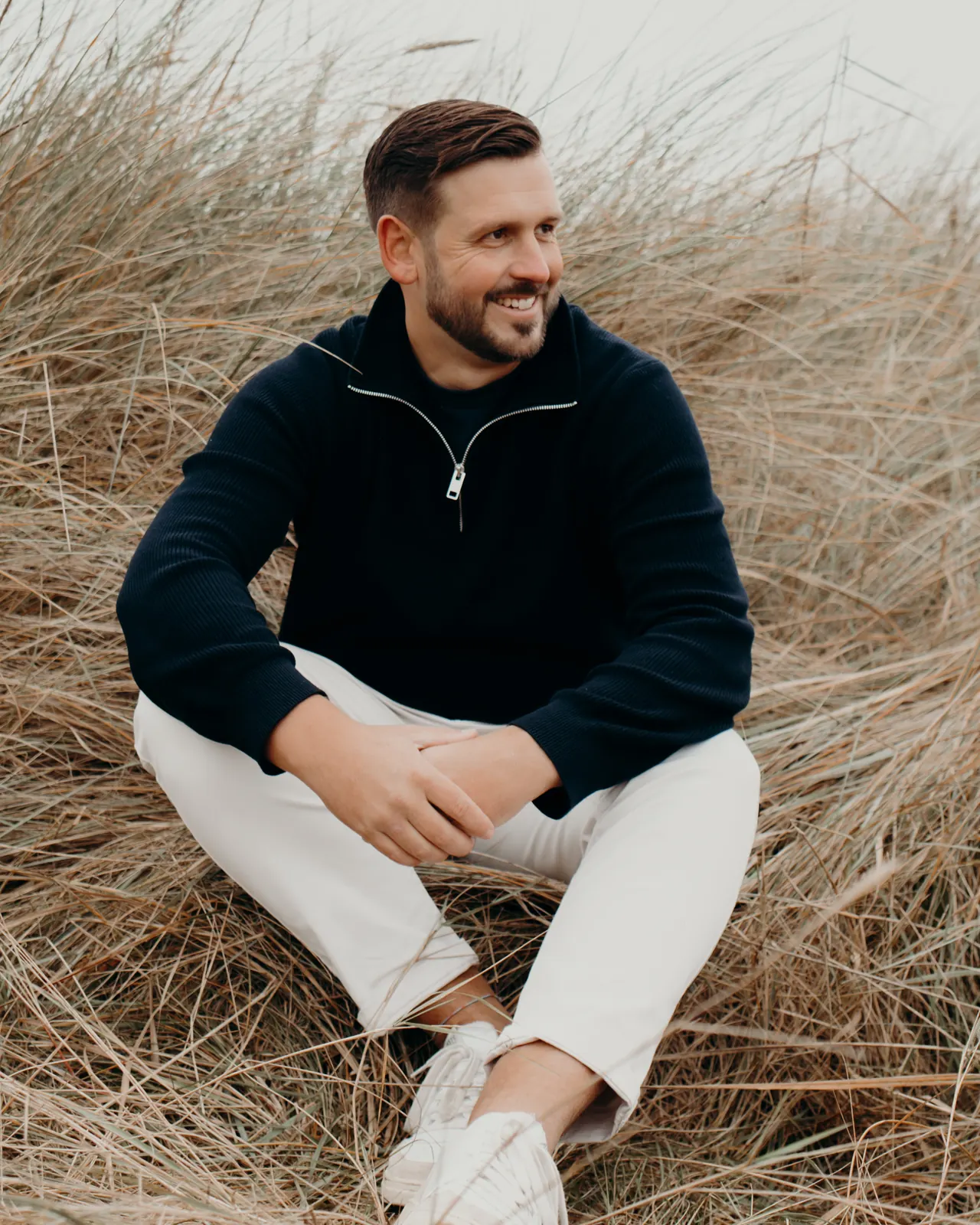 Immobilienmakler Collin Rettmer in den Dünen an der Nordsee
